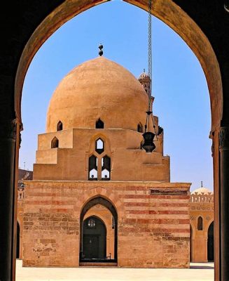  A Cúpula da Mesquita de Ibn Tulun: Uma Sinfonia de Geometria e Luz Divina!