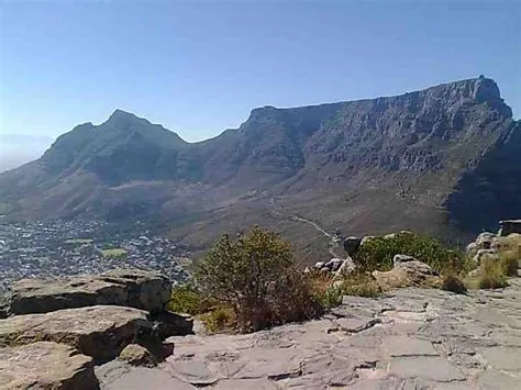  A View of Table Mountain from Devil's Peak – Uma Exploração da Natureza Selvagem e da Sublime Beleza Captada por  Gordon