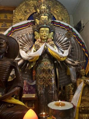 Bodhisattva Avalokiteshvara: Uma Visão Dourada de Compaixão e Serenidade Eterna!