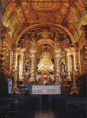  O Altar de São Jorge em Madeira: Uma Jornada Através da Fé e da Intricada Arte Medieval