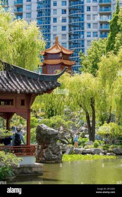 O Pavilhão do Rei de Jade e suas cores vibrantes! Uma viagem à essência da arte chinesa do século XV.